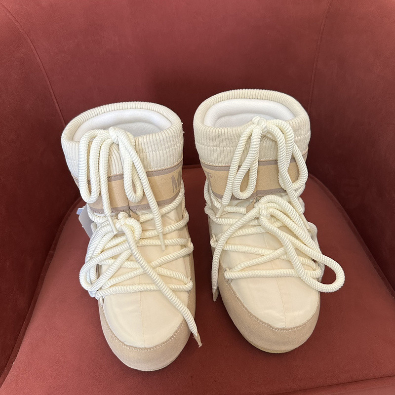 mOON bOOT
